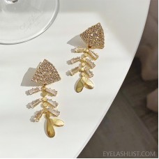 [S925 Silver Needle] Fishbone female exaggerated full diamond earrings, net celebrity design, fresh, cool and handsome earrings
